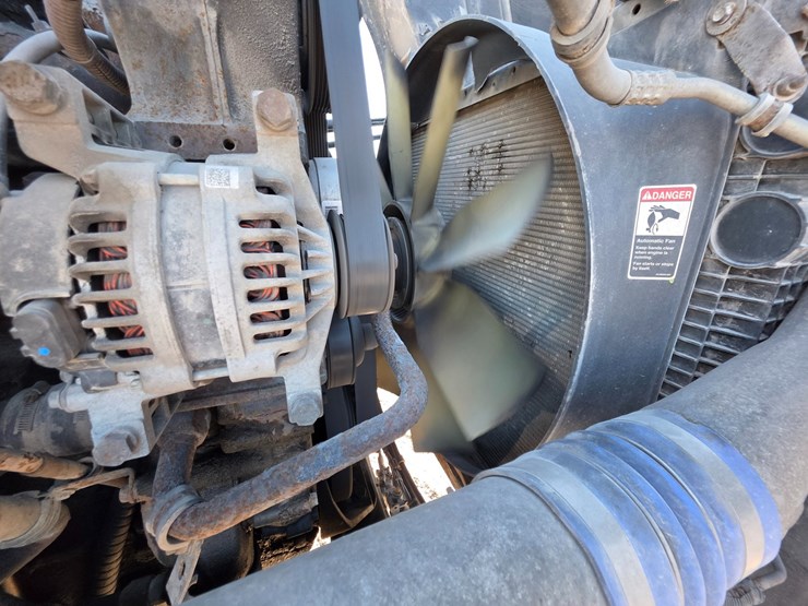 2016-freightliner-columbia-120-image-40