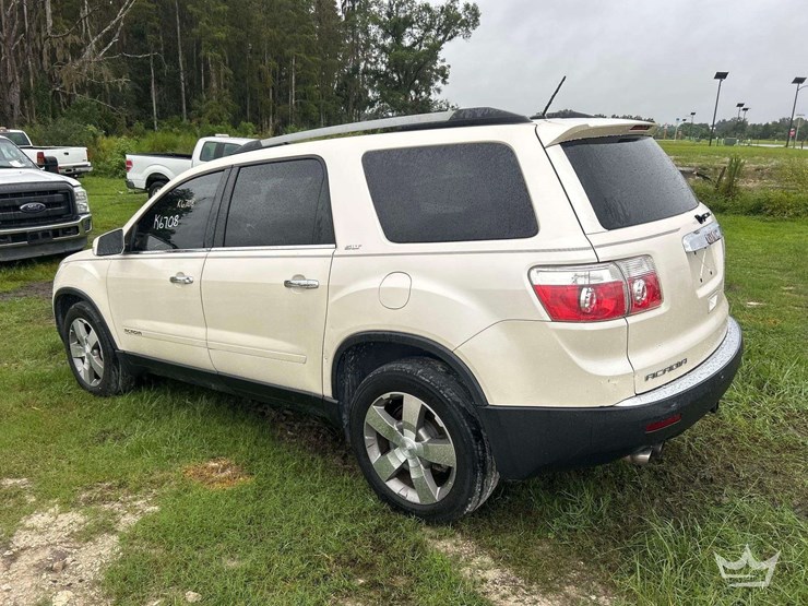 2011-gmc-acadia-image-4