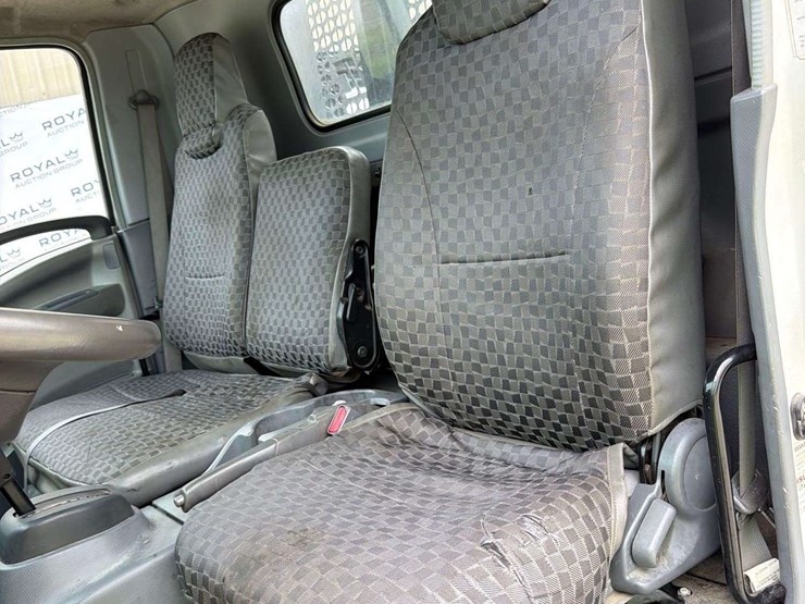 2008-isuzu-npr-image-12