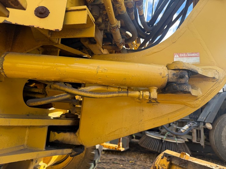 #3534-•-komatsu-gd305a-motor-grader-image-47