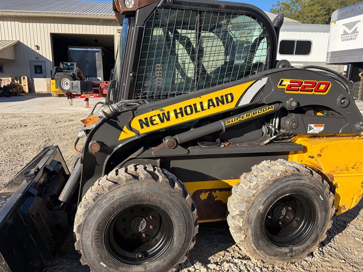 2019-new-holland-l220-image-5