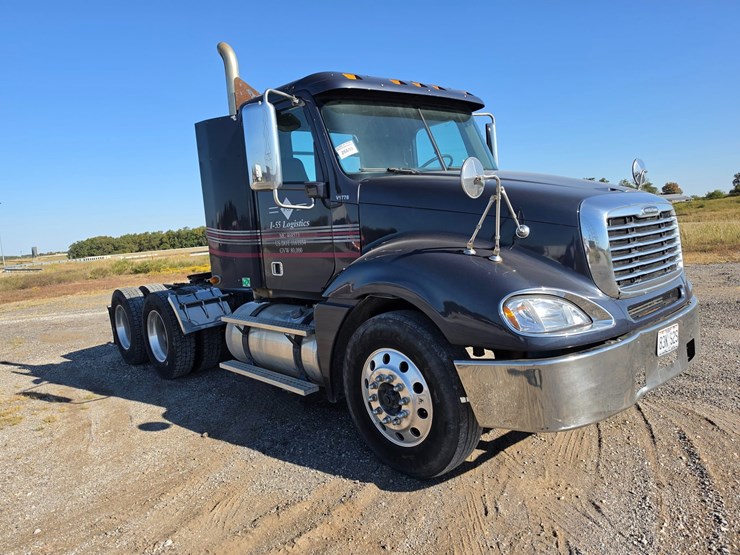 2016-freightliner-columbia-120-image-20