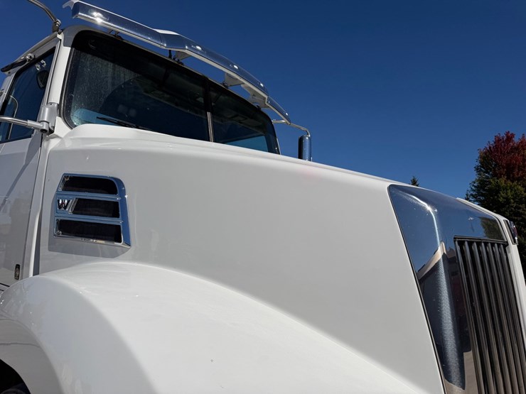 #1726-•-2019-western-star-day-cab-truck-tractor-image-22