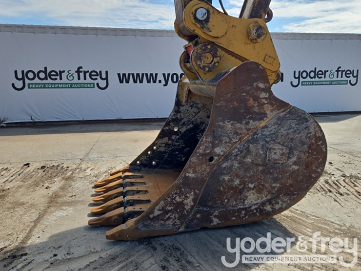 2019-caterpillar-352-image-25