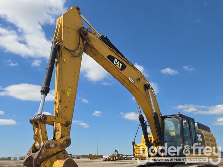 2018-caterpillar-352-image-28