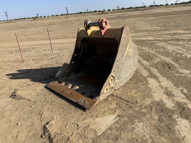 cat-36"-excavator-bucket-image-1