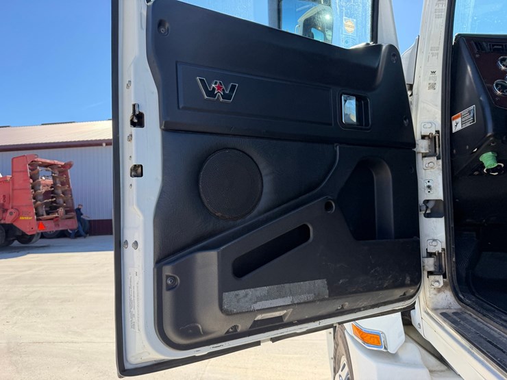 #1726-•-2019-western-star-day-cab-truck-tractor-image-41