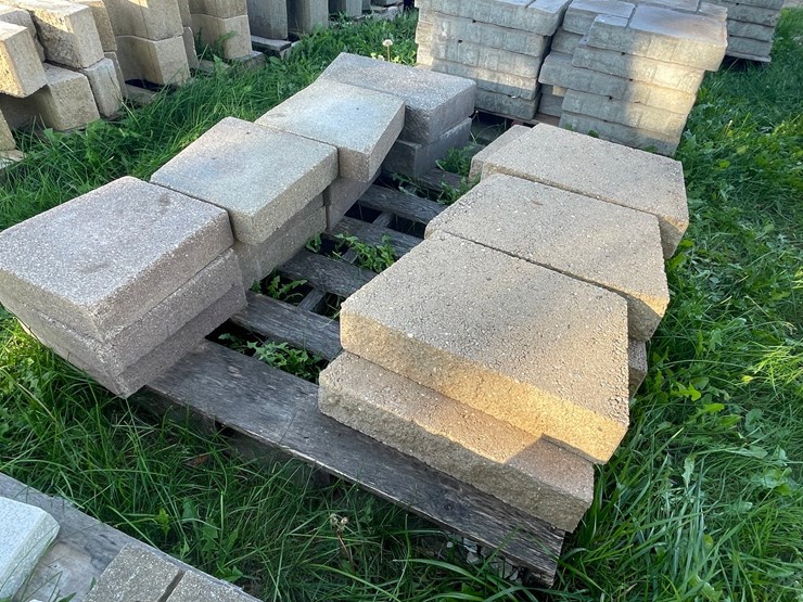 #3194-•-pallet-of-concrete-landscaping-pavers-image-4