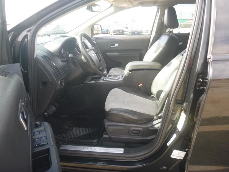 2010-ford-edge-image-8
