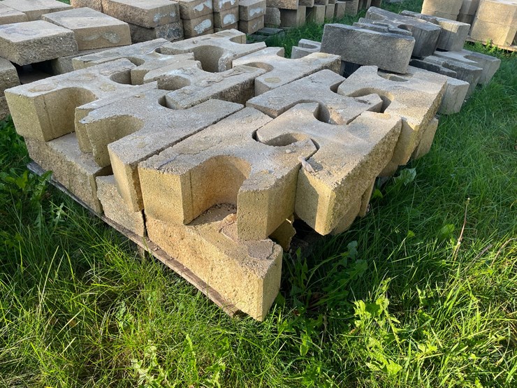 #3201-•-pallet-of-interlocking-concrete-retaining-wall-blocks-image-5