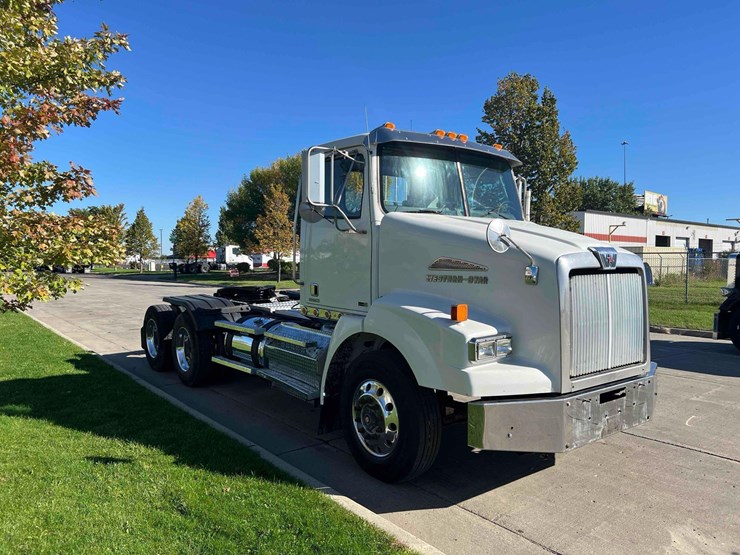2014-western-star-4800sb-image-2
