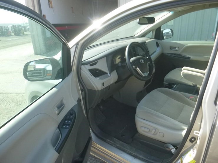 2017-toyota-sienna-image-6