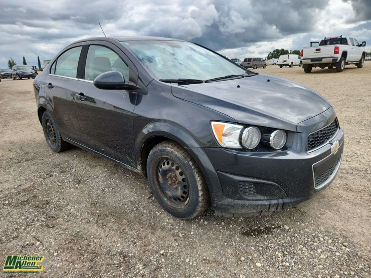 2015-chevrolet-sonic-lt-image-2