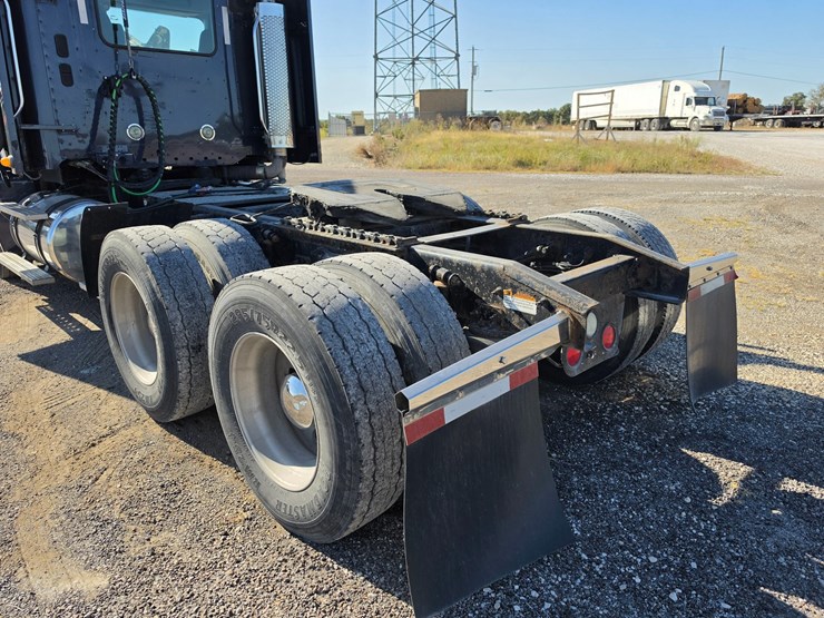 2016-freightliner-columbia-120-image-70