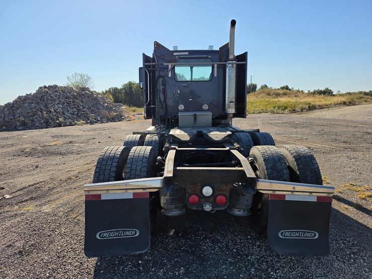 2016-freightliner-columbia-120-image-10