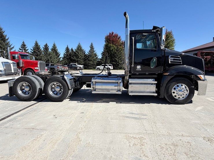 #1727-•-2020-western-star-day-cab-truck-tractor-image-6