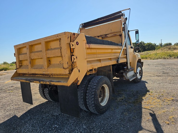 2011-freightliner-m2-106-image-13