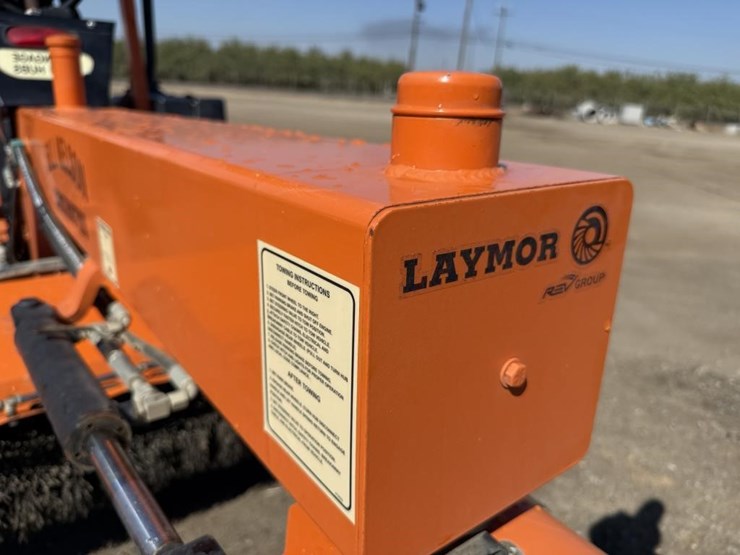 lay-mor-sm-300-3-wheel-broom-image-12