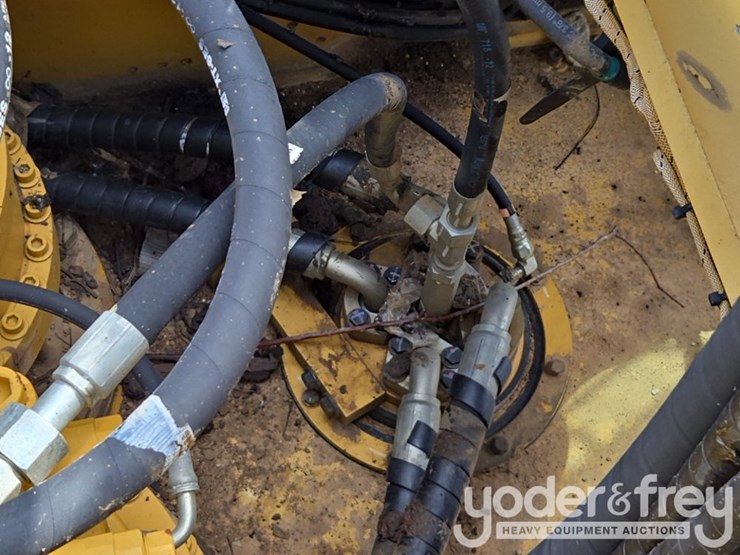 2019-caterpillar-352-image-58
