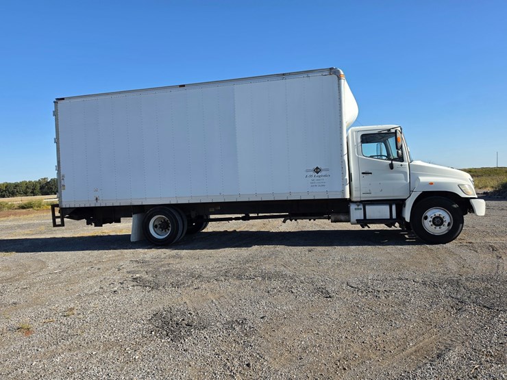 2007-hino-268-image-18