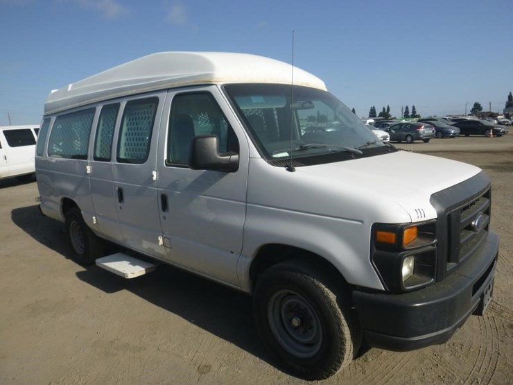 2012-ford-econoline-350-image-3