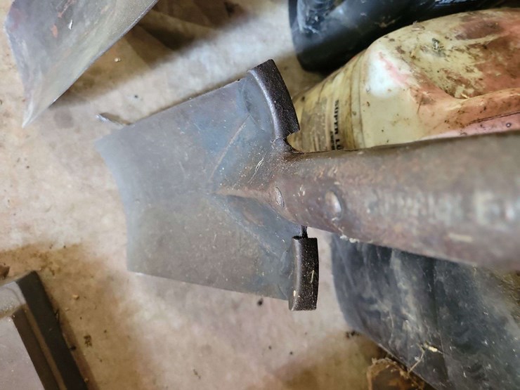 d-handle-trenching-shovel-with-foot-steps-image-1