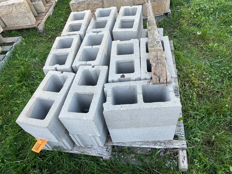 #3204-•-pallet-of-gray-concrete-cinder-blocks-image-3