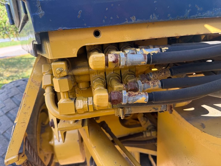 #3534-•-komatsu-gd305a-motor-grader-image-45
