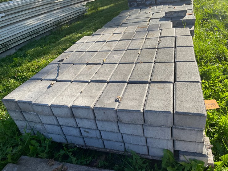 #3178-•-pallet-of-decorative-landscape-block-image-2