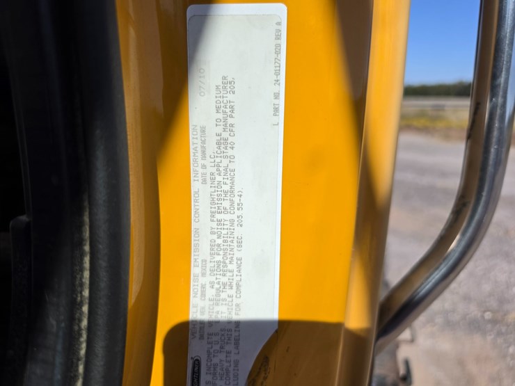 2011-freightliner-m2-106-image-70