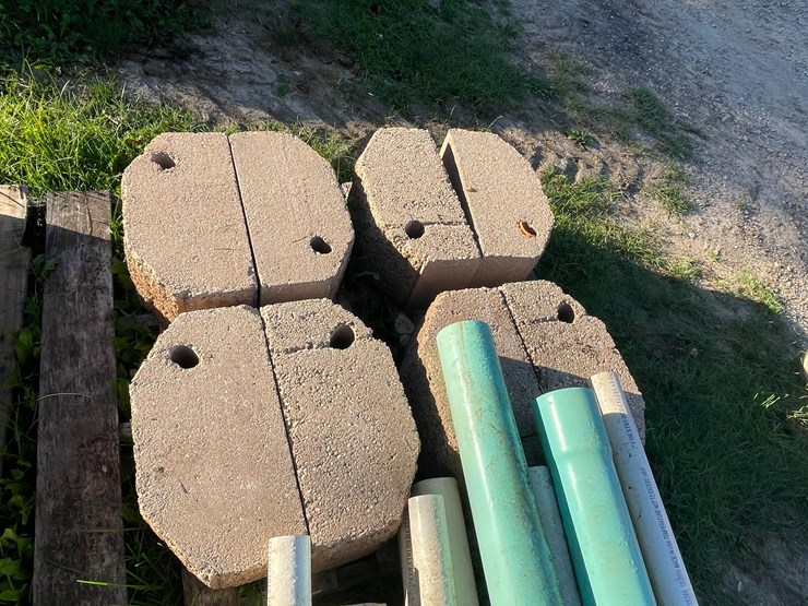 #3185-•-(2)-pallets-of-concrete-retaining-wall-blocks-image-6