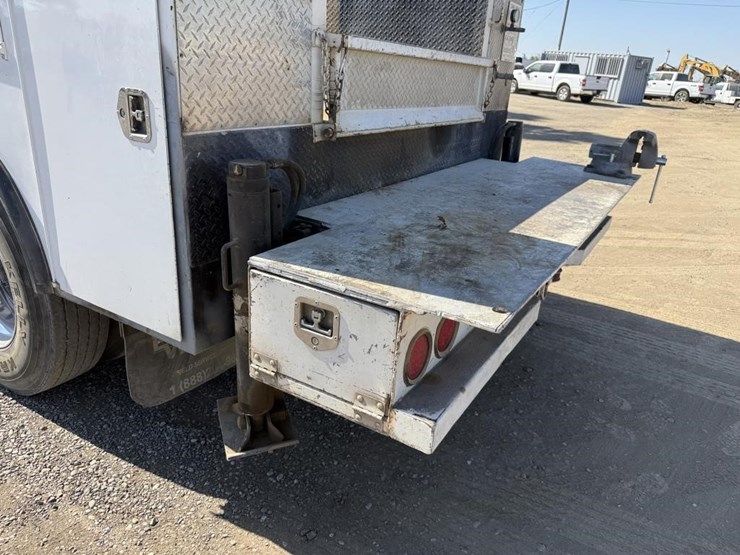 2016-freightliner-mechanics-truck-image-35