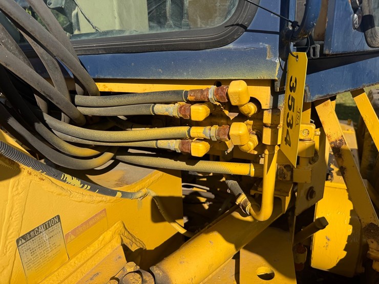 #3534-•-komatsu-gd305a-motor-grader-image-49
