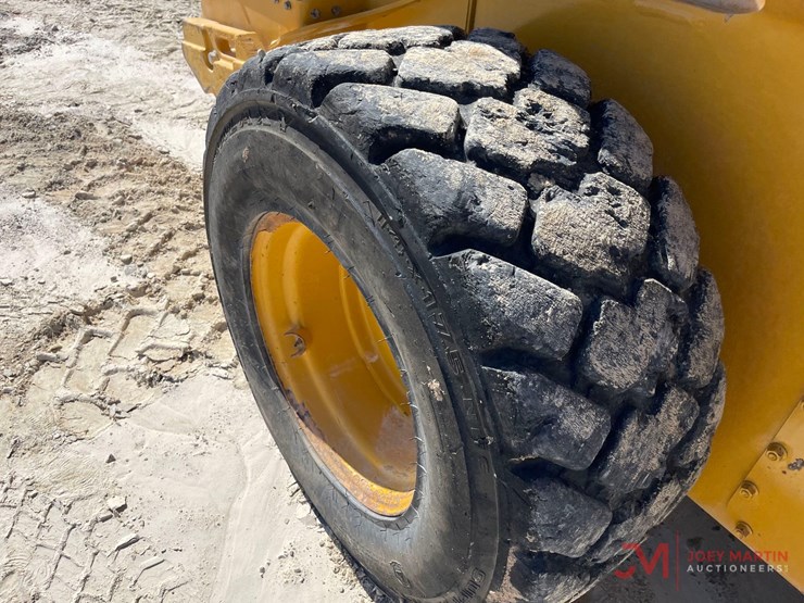 2023-deere-332g-image-10