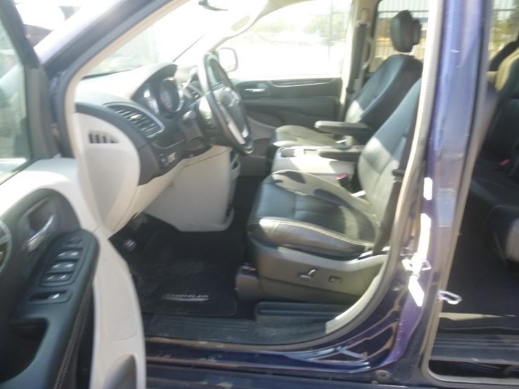 2014-chrysler-town-&-country-image-8