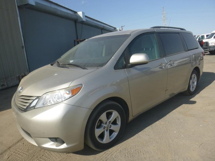 2017-toyota-sienna-image-2