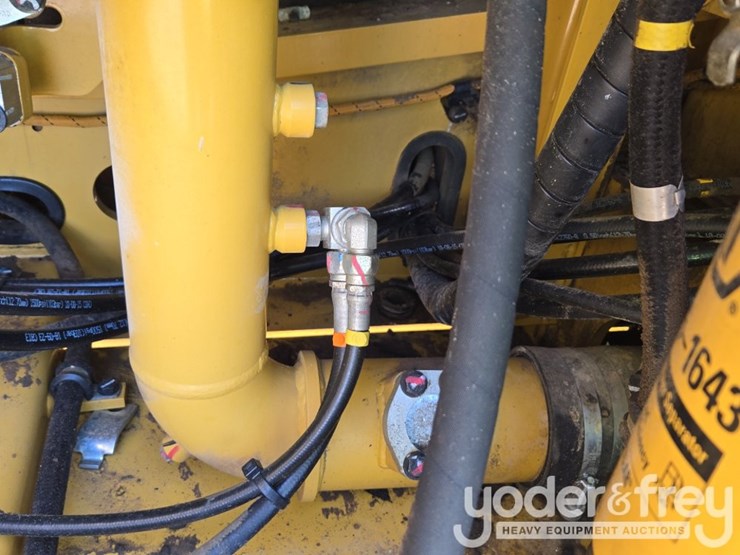 2019-caterpillar-352-image-50