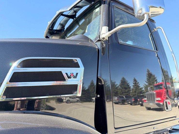 #1727-•-2020-western-star-day-cab-truck-tractor-image-12