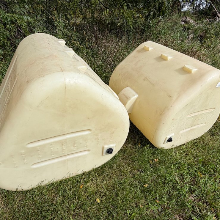 #4040 • Plastic Saddle Tanks
