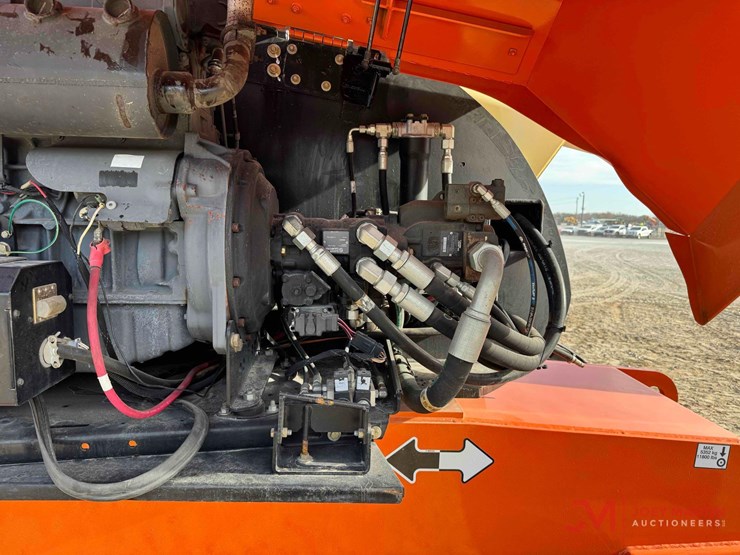 2013-jlg-800s-image-8
