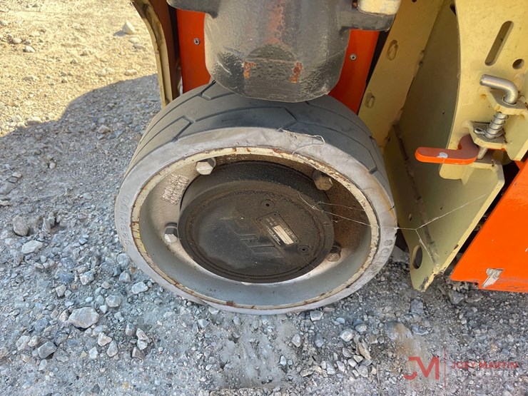 2015-jlg-1230es-image-12