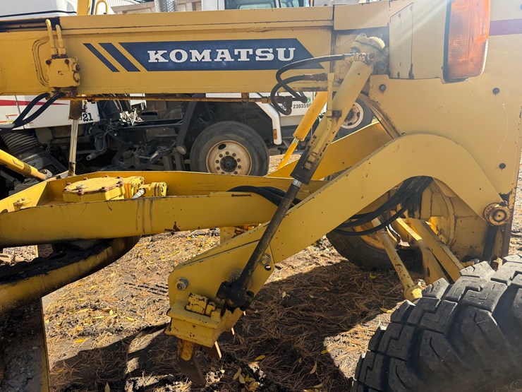 #3534-•-komatsu-gd305a-motor-grader-image-20