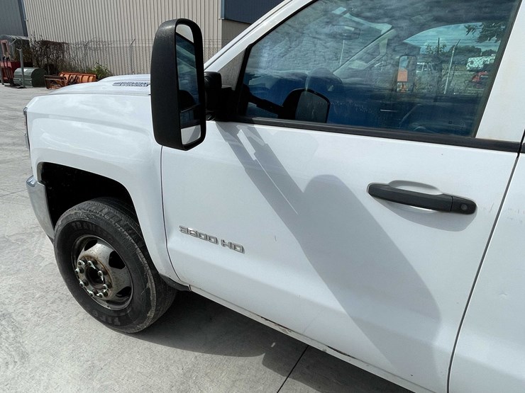 2018-chevrolet-3500-image-14