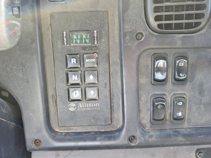 2011-freightliner-m2-106-image-80