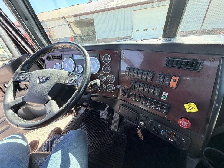 #1727-•-2020-western-star-day-cab-truck-tractor-image-45