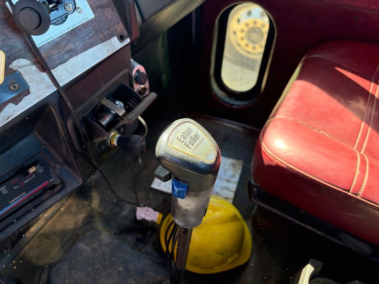 1993-peterbilt-379-image-26