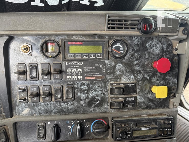 2002-freightliner-image-32