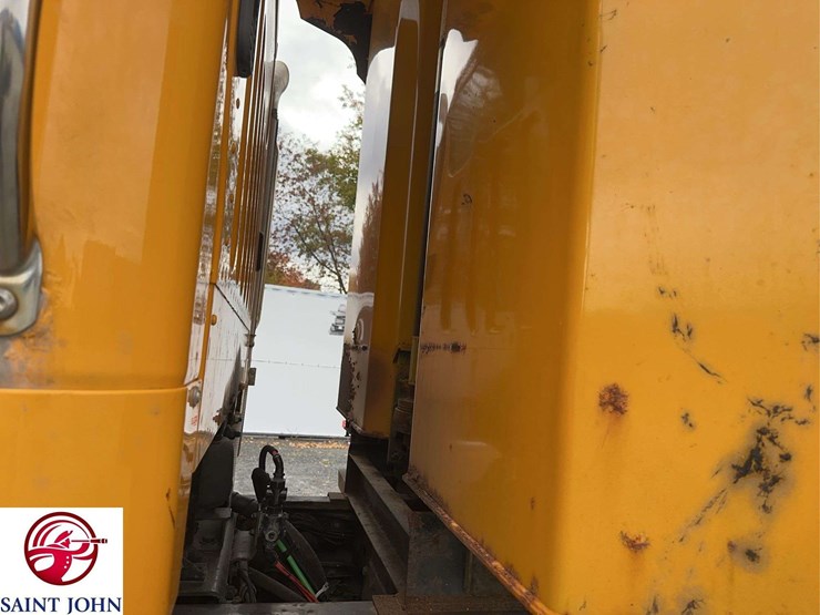 2015-freightliner-114sd-image-18