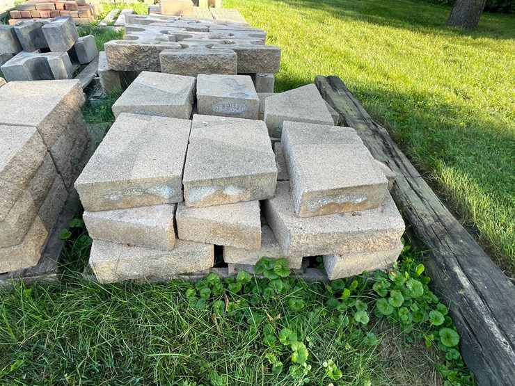 #3206-•-(2)-pallet-of-concrete-pavers-image-6