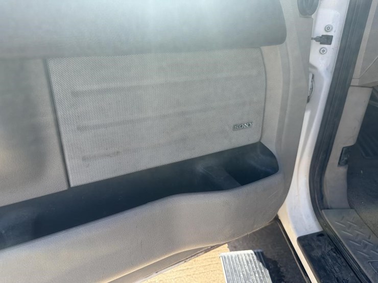 2010-ford-f150-platinum-image-35